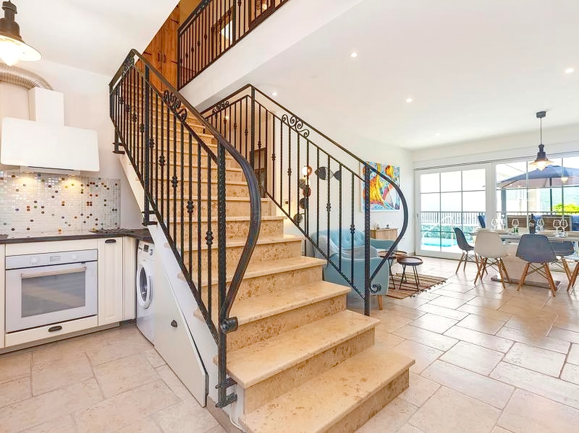 Zona di Krk, casa con 3 unità abitative con vista mare e piscina!