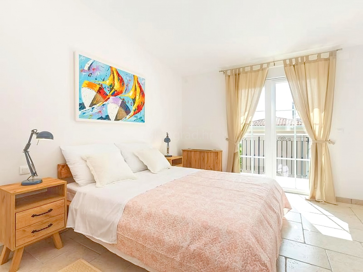 Zona di Krk, casa con 3 unità abitative con vista mare e piscina!