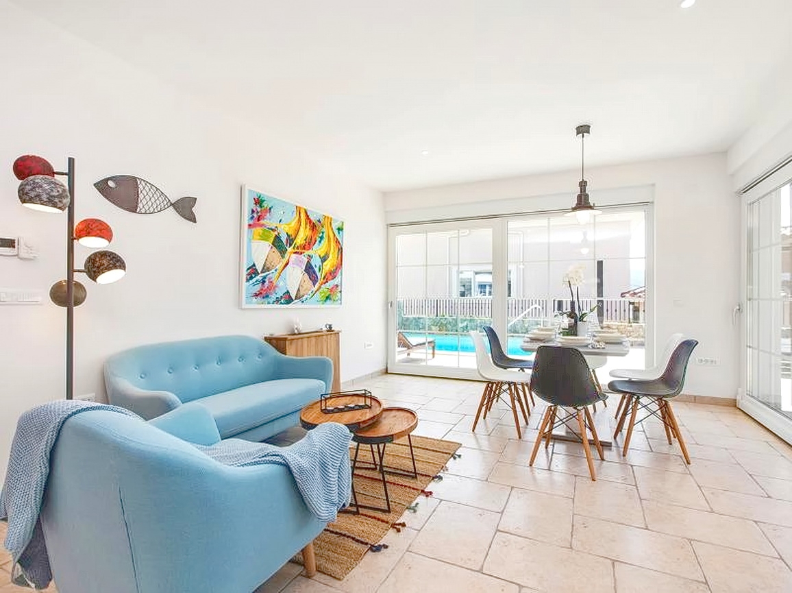 Zona di Krk, casa con 3 unità abitative con vista mare e piscina!