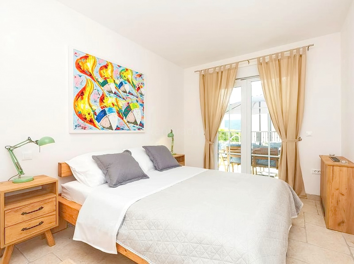 Zona di Krk, casa con 3 unità abitative con vista mare e piscina!