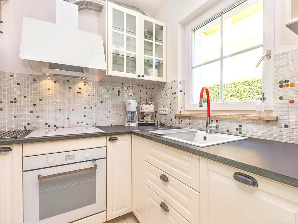 Zona di Krk, casa con 3 unità abitative con vista mare e piscina!