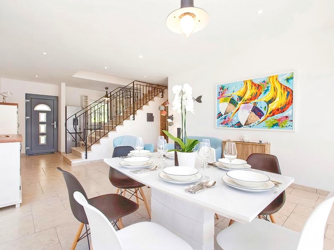 Zona di Krk, casa con 3 unità abitative con vista mare e piscina!