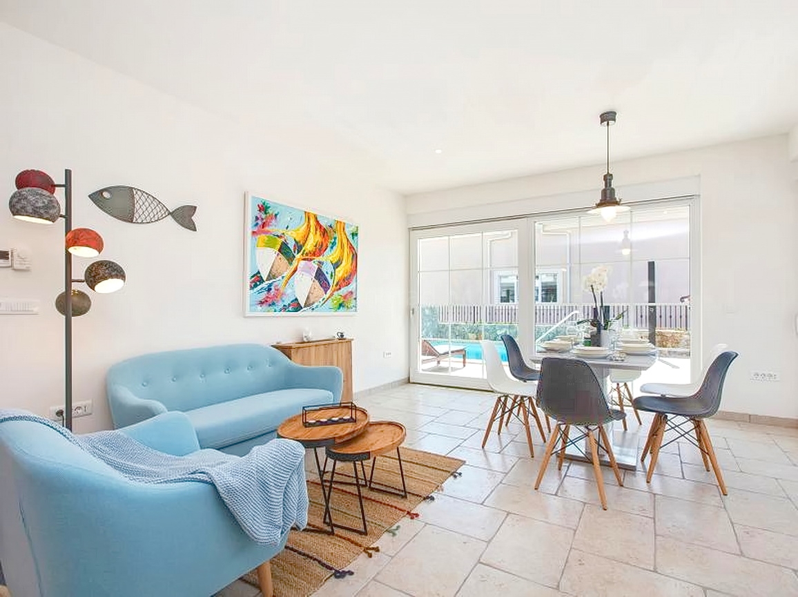 Zona di Krk, casa con 3 unità abitative con vista mare e piscina!