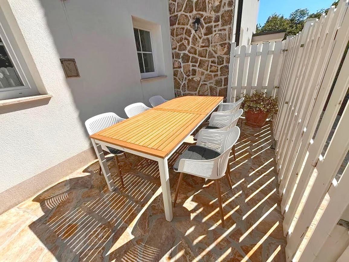 Zona di Krk, casa con 3 unità abitative con vista mare e piscina!