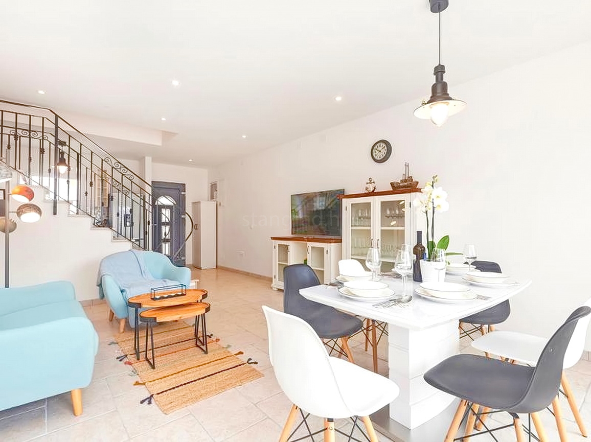 Zona di Krk, casa con 3 unità abitative con vista mare e piscina!