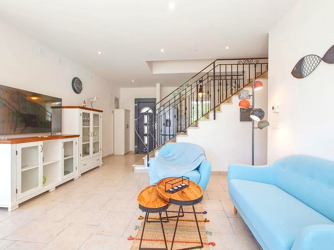 Zona di Krk, casa con 3 unità abitative con vista mare e piscina!