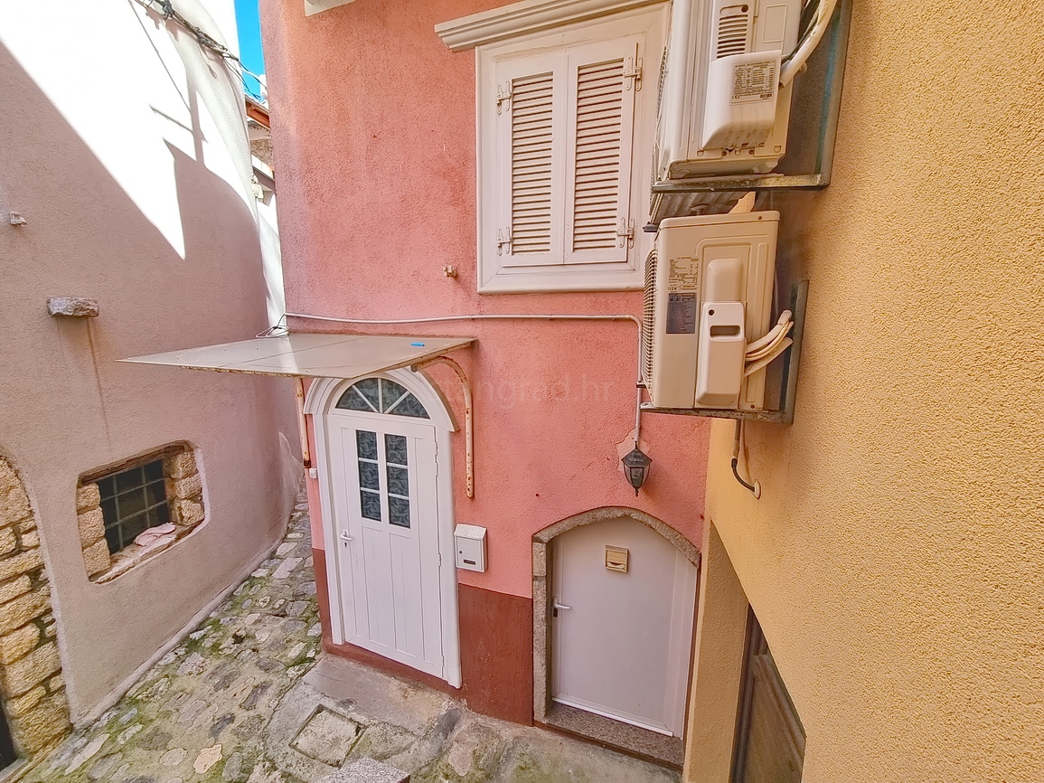 Krk, casa bifamiliare in posizione eccellente, proprio vicino al mare!