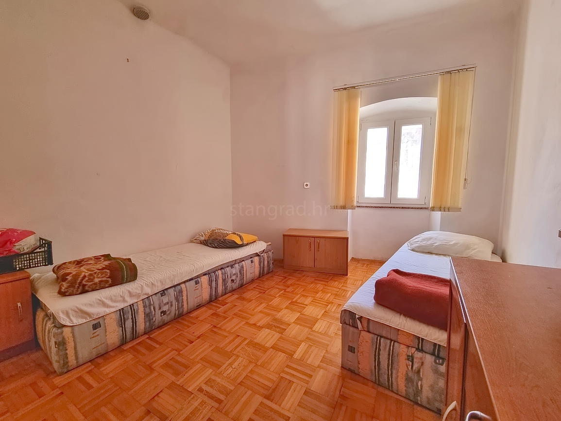 Krk, casa bifamiliare in posizione eccellente, proprio vicino al mare!