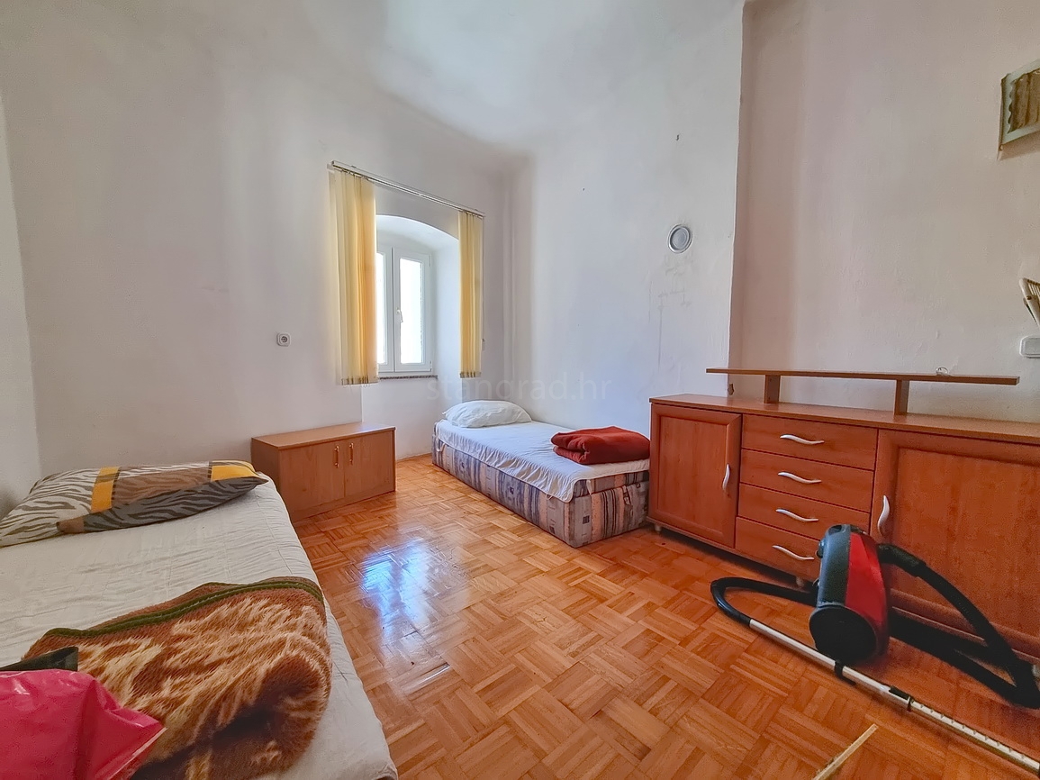 Krk, casa bifamiliare in posizione eccellente, proprio vicino al mare!