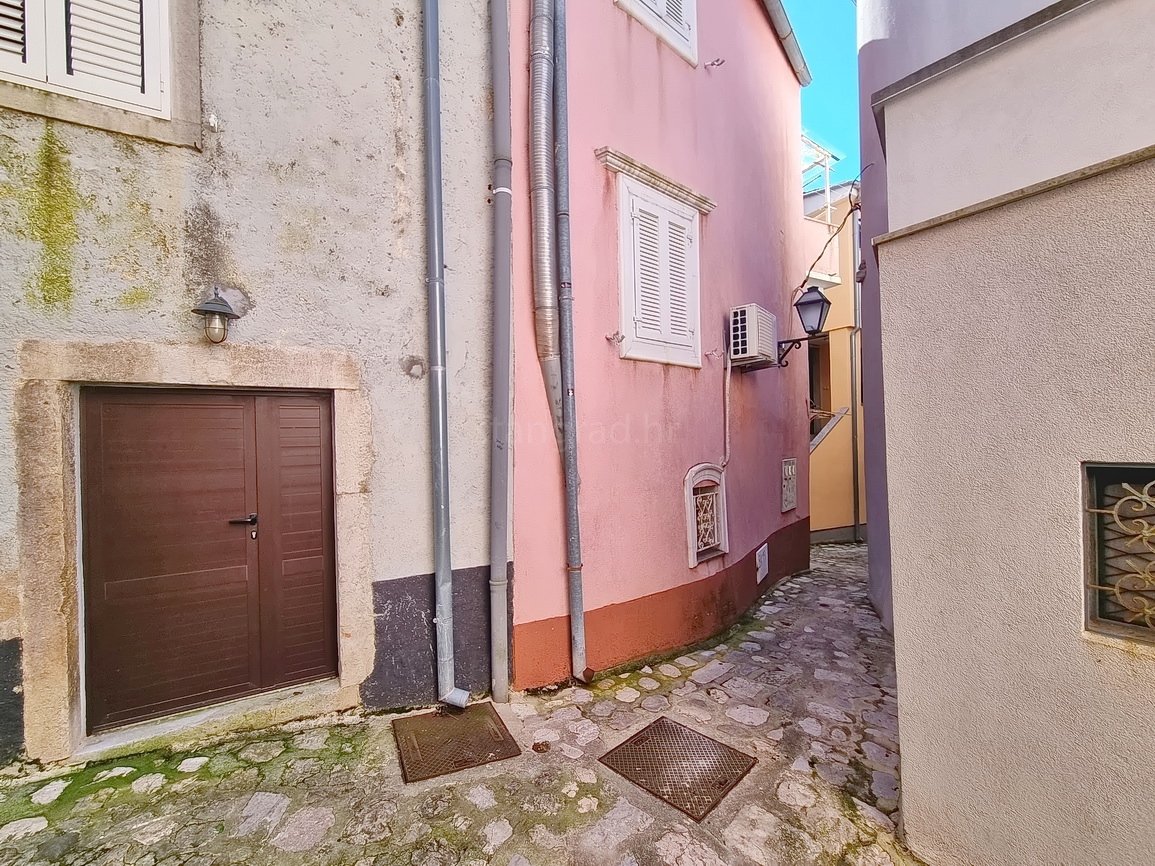 Krk, casa bifamiliare in posizione eccellente, proprio vicino al mare!