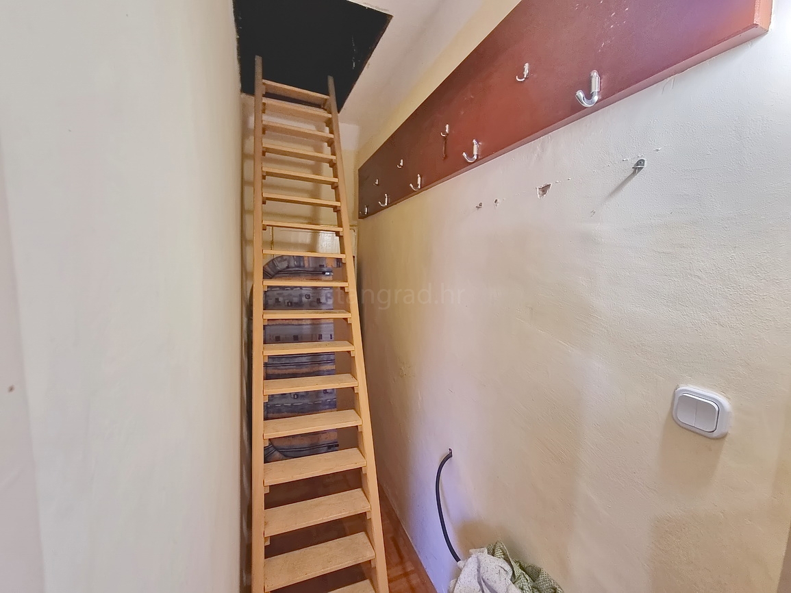 Krk, casa bifamiliare in posizione eccellente, proprio vicino al mare!