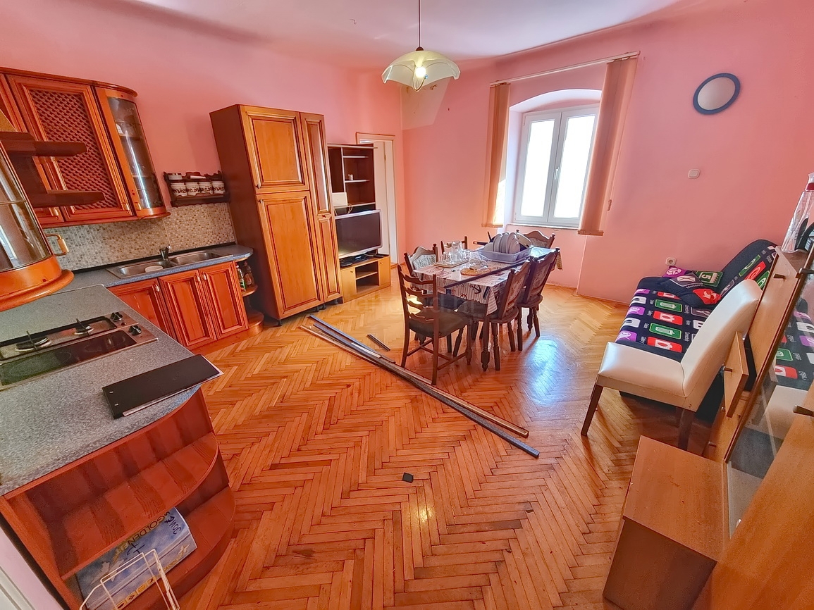 Krk, casa bifamiliare in posizione eccellente, proprio vicino al mare!