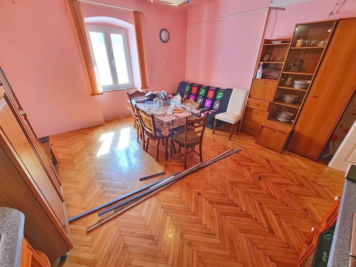 Krk, casa bifamiliare in posizione eccellente, proprio vicino al mare!