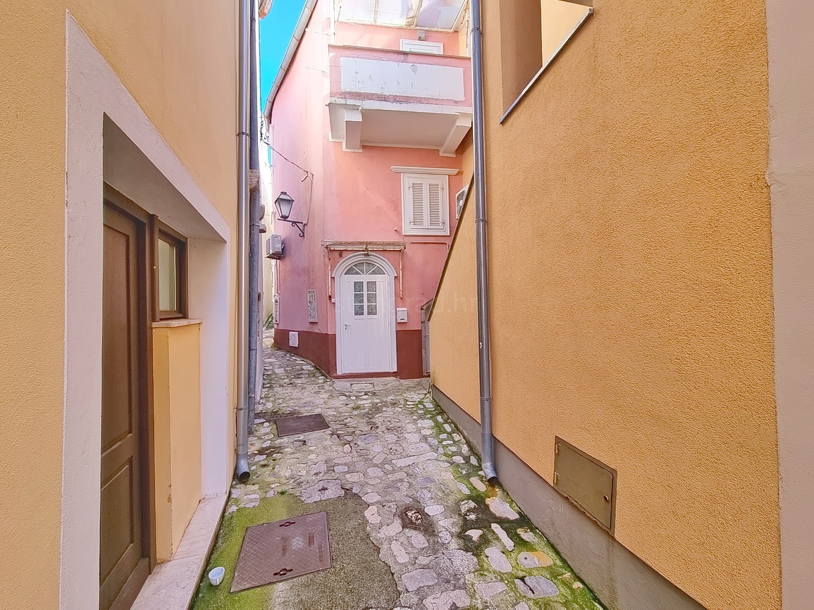 Krk, casa bifamiliare in posizione eccellente, proprio vicino al mare!