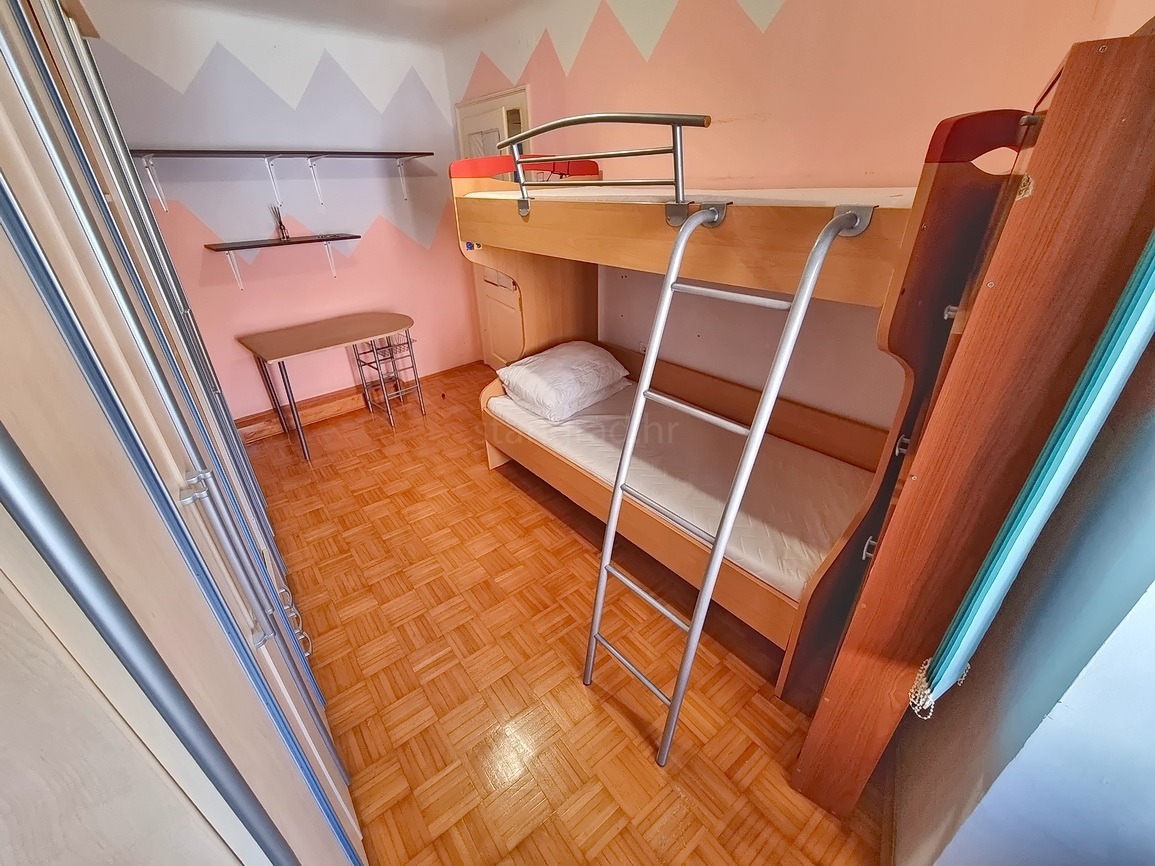 Krk, casa bifamiliare in posizione eccellente, proprio vicino al mare!