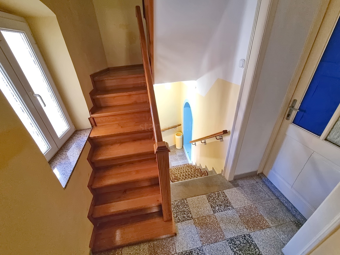 Krk, casa bifamiliare in posizione eccellente, proprio vicino al mare!