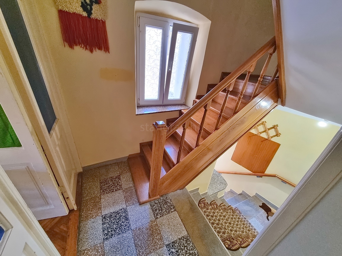 Krk, casa bifamiliare in posizione eccellente, proprio vicino al mare!