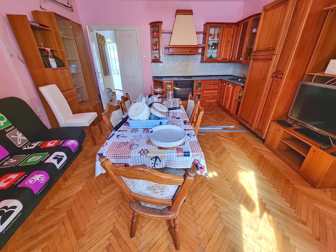 Krk, casa bifamiliare in posizione eccellente, proprio vicino al mare!