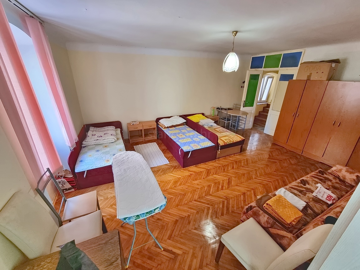 Krk, casa bifamiliare in posizione eccellente, proprio vicino al mare!