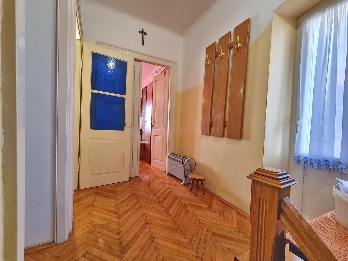 Krk, casa bifamiliare in posizione eccellente, proprio vicino al mare!