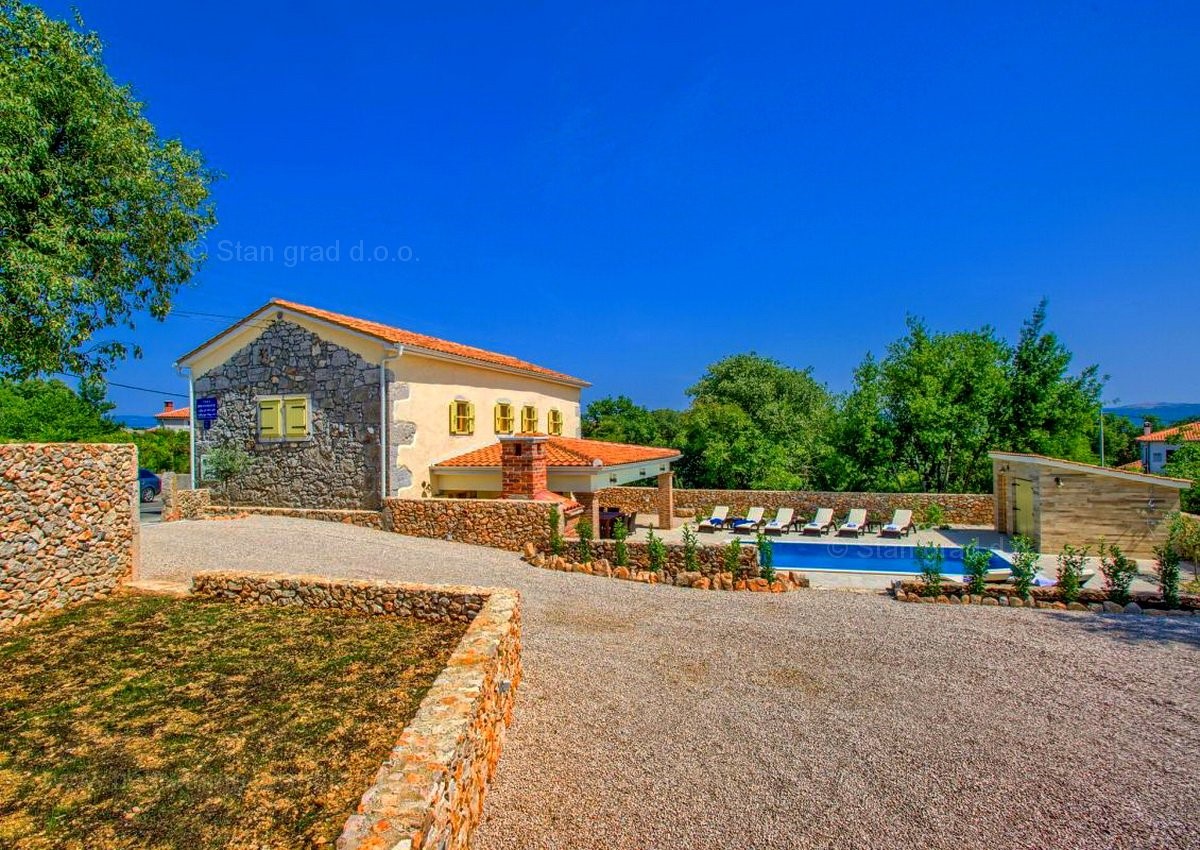 Zona di Dobrinja, casa rustica indipendente con piscina !!