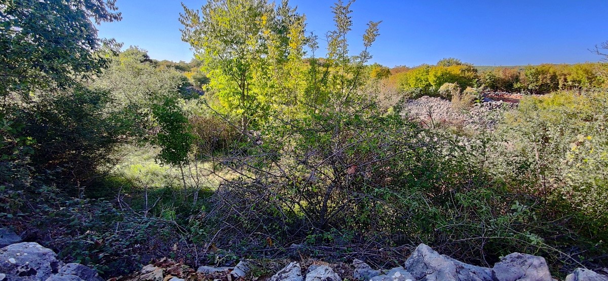 Vrbnik, dintorni, terreno edificabile in posizione tranquilla, IN VENDITA!