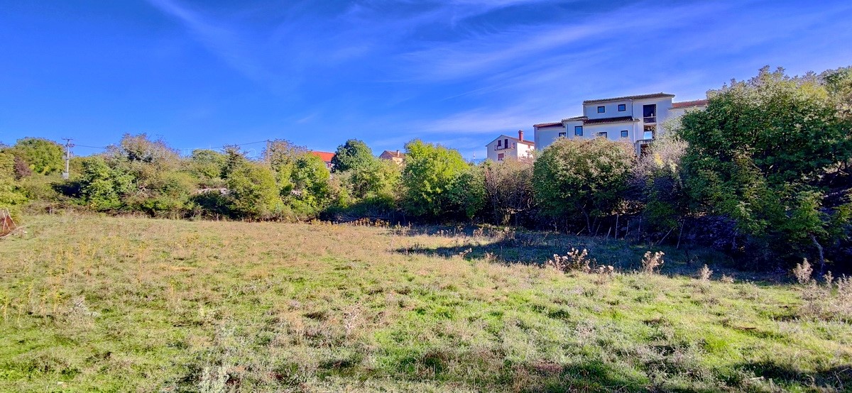 Vrbnik, dintorni, terreno edificabile in posizione tranquilla, IN VENDITA!