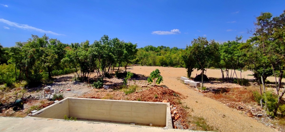 Krk, dintorni, casa indipendente con piscina su un ampio giardino con servizi annessi, posizione tranquilla!