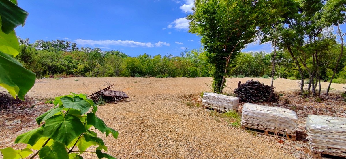 Krk, dintorni, casa indipendente con piscina su un ampio giardino con servizi annessi, posizione tranquilla!