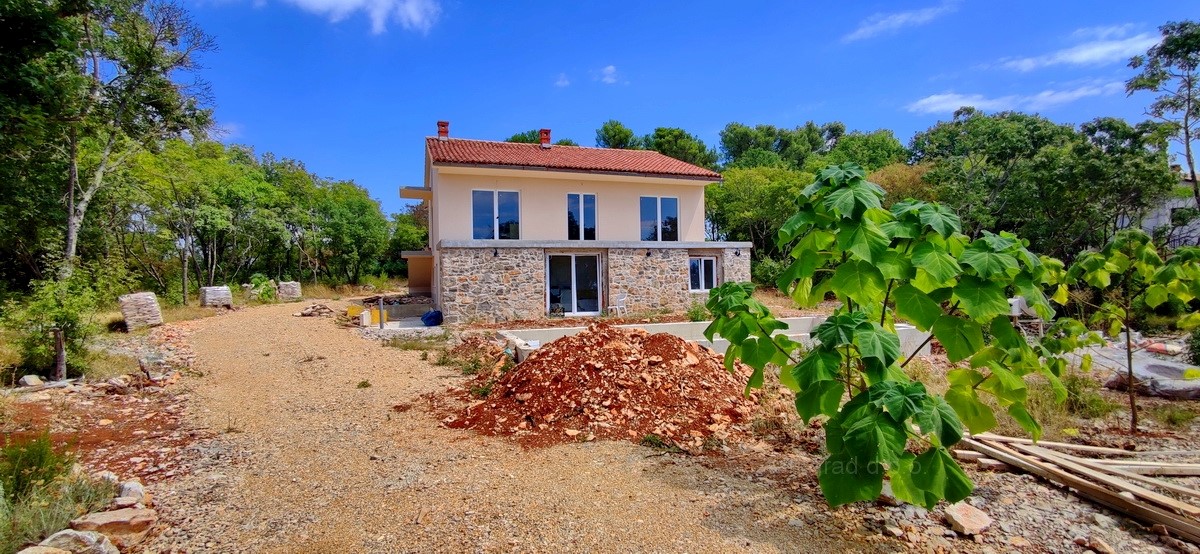 Krk, dintorni, casa indipendente con piscina su un ampio giardino con servizi annessi, posizione tranquilla!