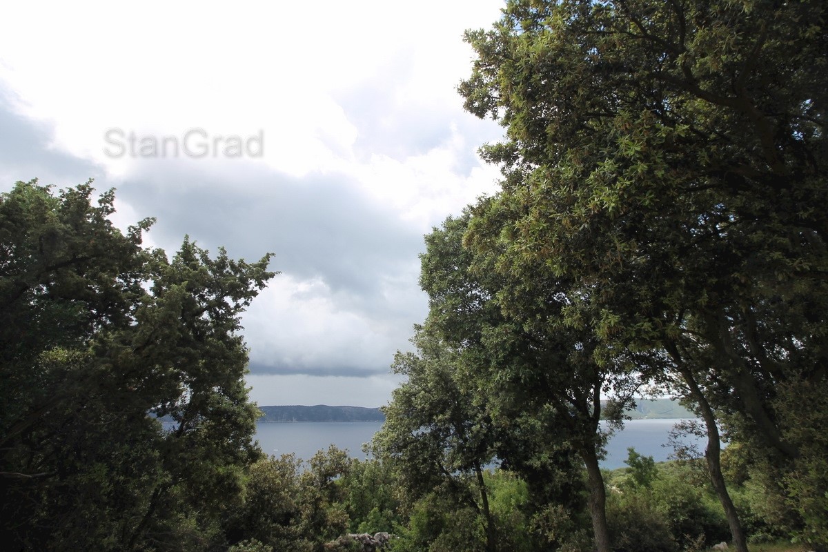 Krk, terreno agricolo, vicino al mare con vista