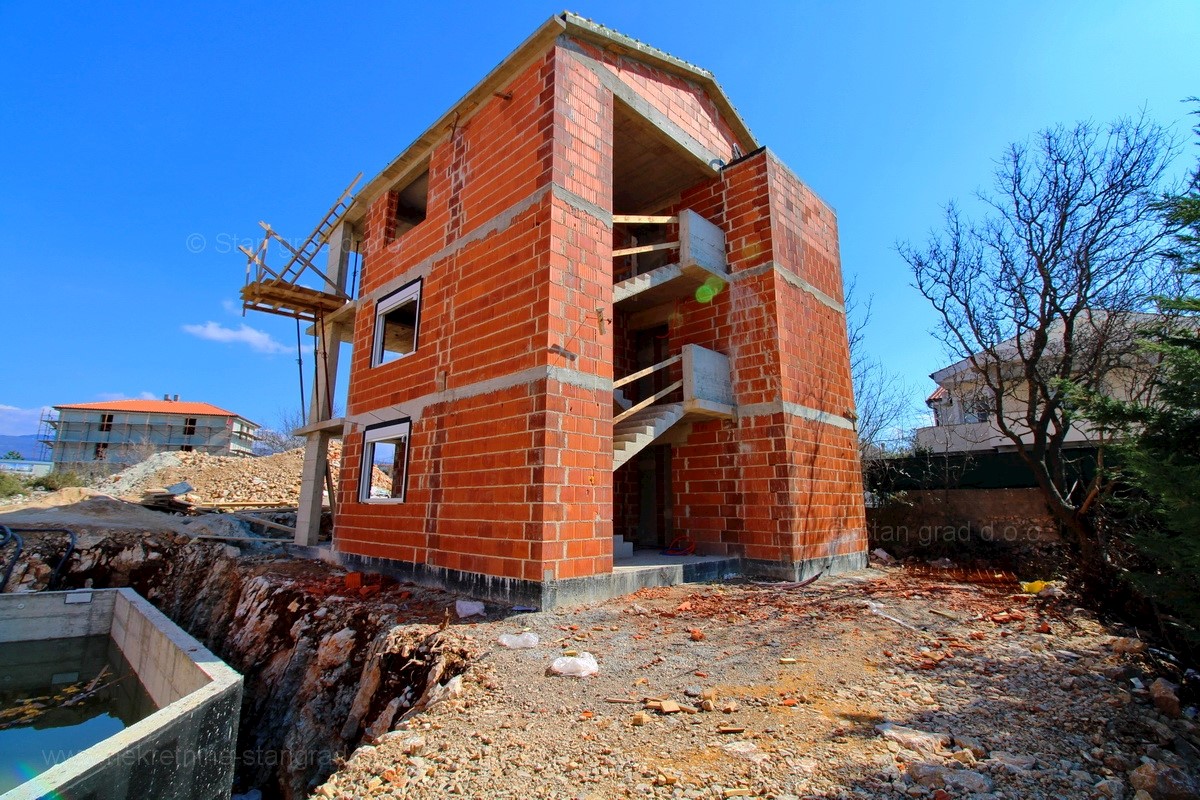 Šilo, nuova costruzione, appartamento al piano terra con giardino condominiale e piscina