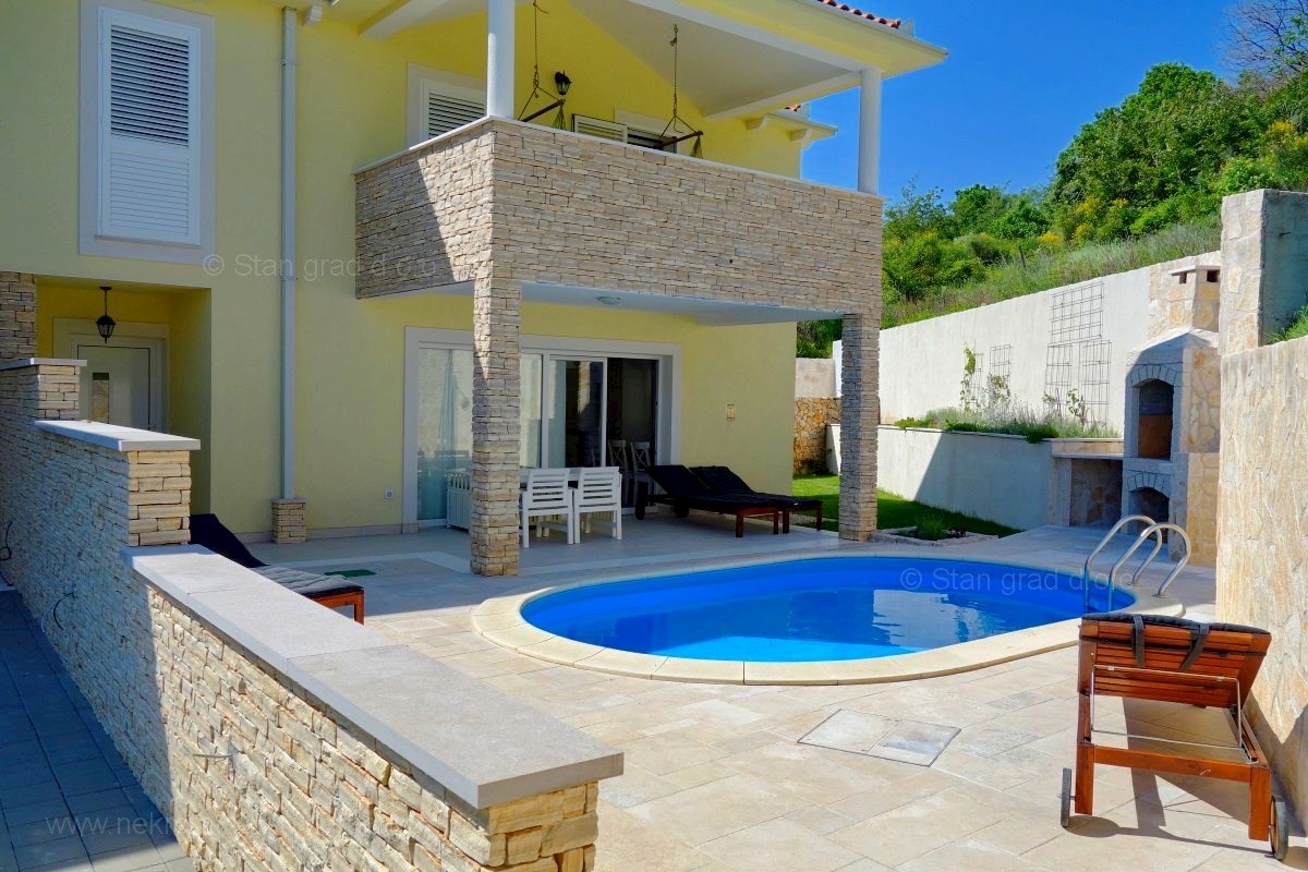 Baška, dintorni, casa bifamiliare arredata con piscina, VENDITA!