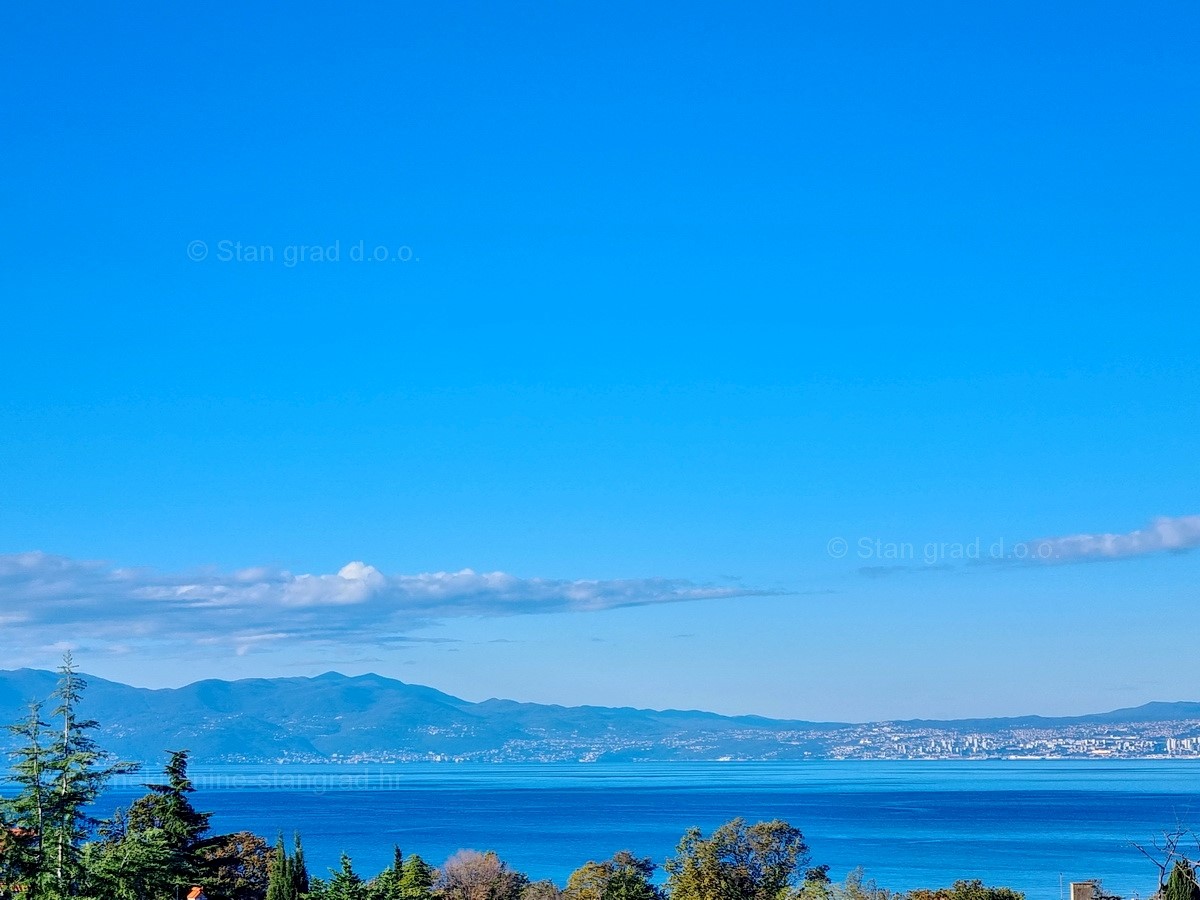 Njivice, appartamento arredato con grande loggia e vista sul mare aperto