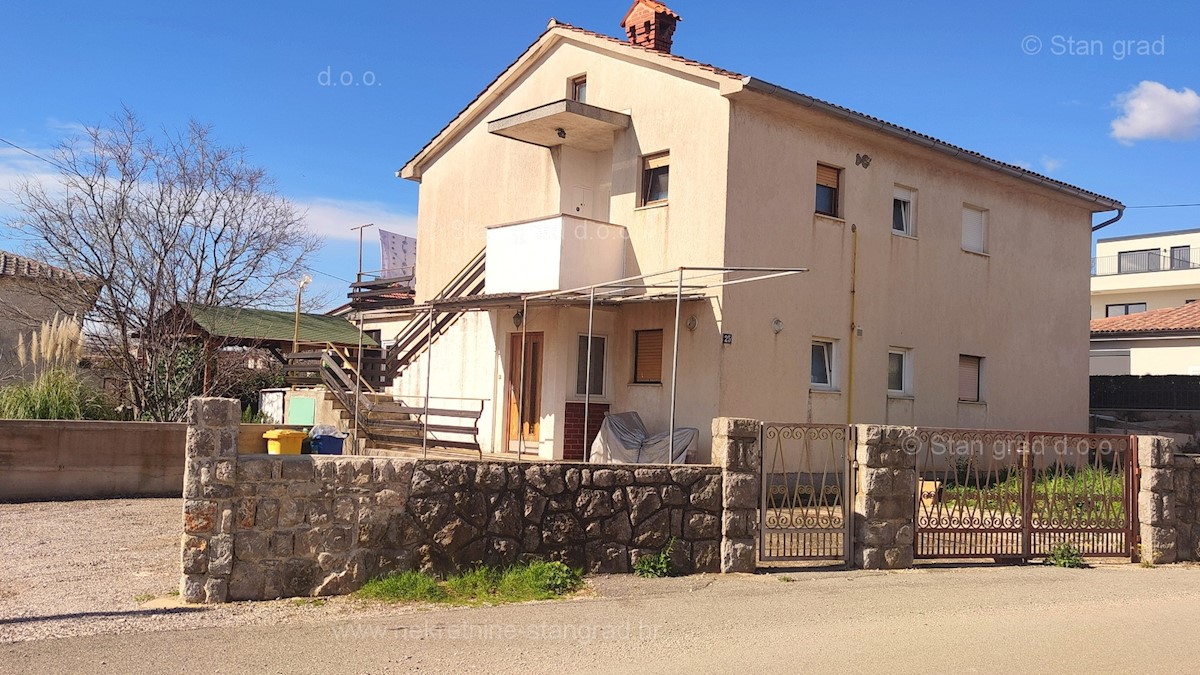 Zona di Krk, piano di una villa bifamiliare al piano terra con giardino!