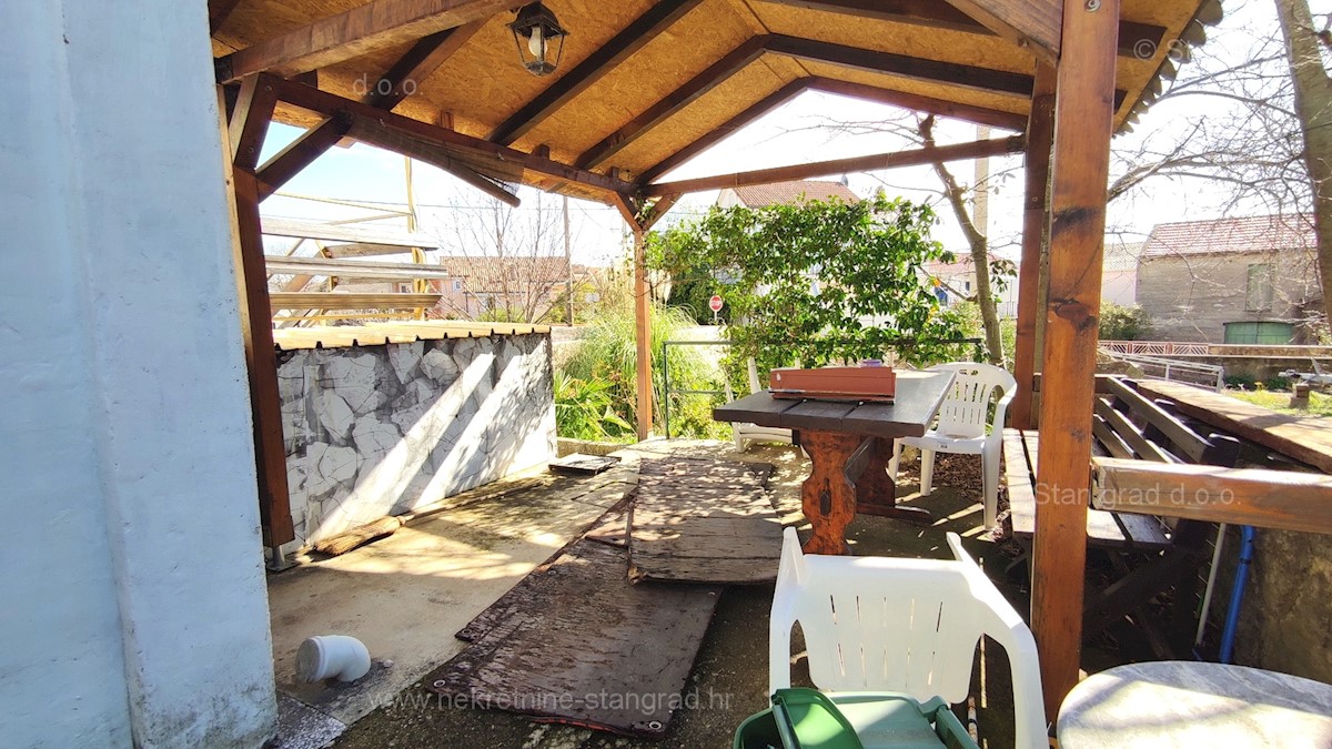 Zona di Krk, piano di una villa bifamiliare al piano terra con giardino!