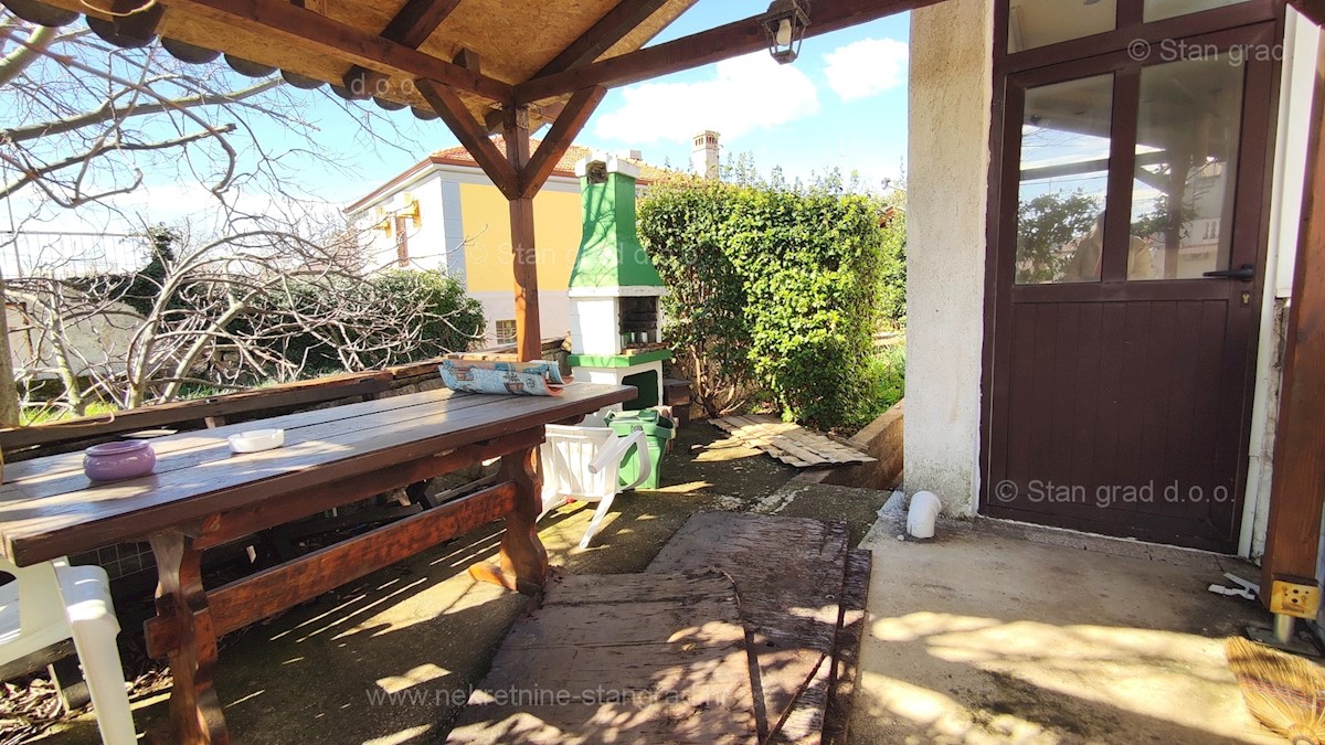 Zona di Krk, piano di una villa bifamiliare al piano terra con giardino!