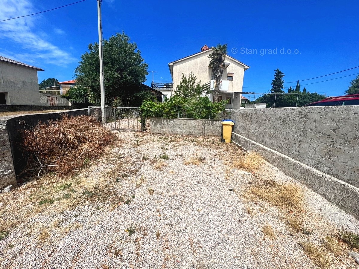 Zona di Krk, piano di una villa bifamiliare al piano terra con giardino!