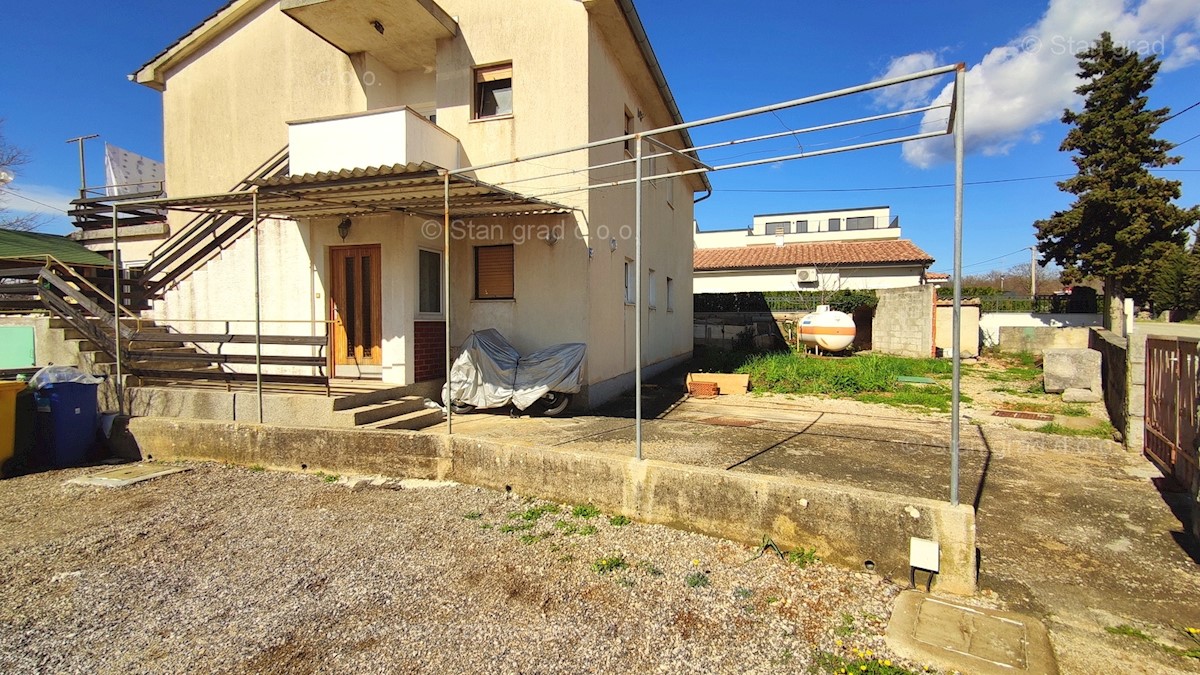 Zona di Krk, piano di una villa bifamiliare al piano terra con giardino!