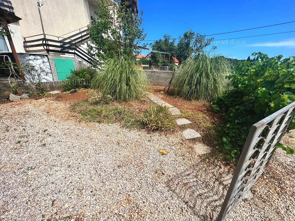 Zona di Krk, piano di una villa bifamiliare al piano terra con giardino!