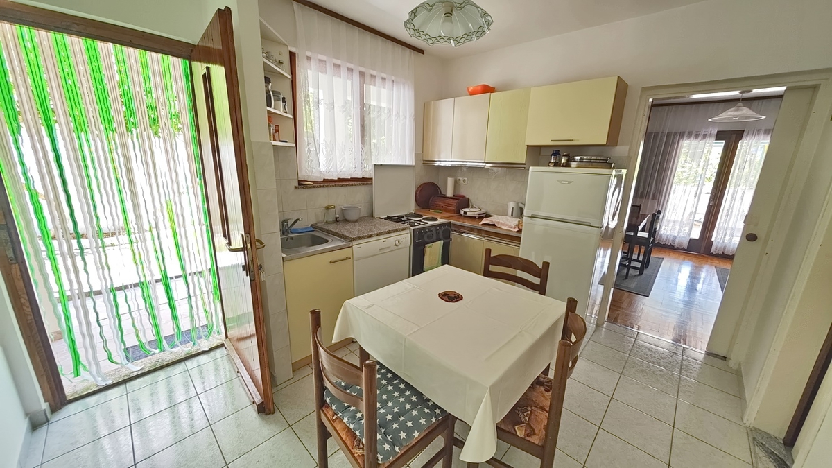 Baška, casa bifamiliare con 4 appartamenti vicino al mare!