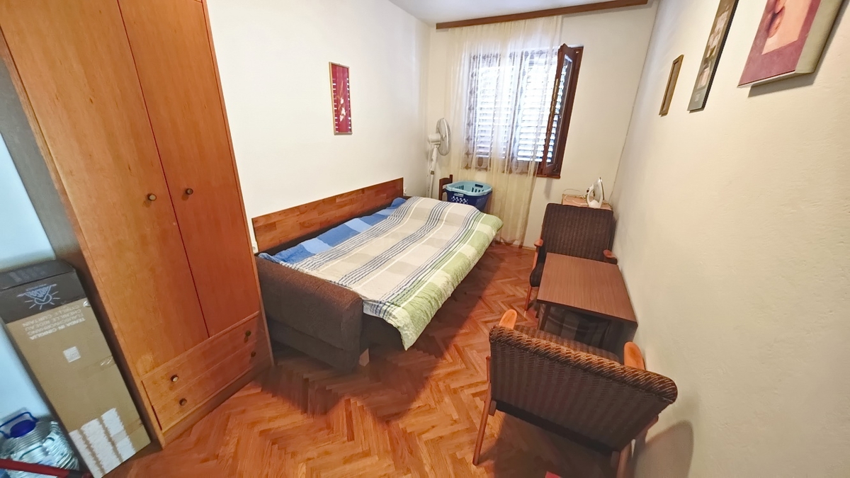 Baška, casa bifamiliare con 4 appartamenti vicino al mare!