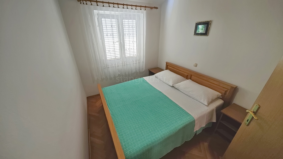 Baška, casa bifamiliare con 4 appartamenti vicino al mare!