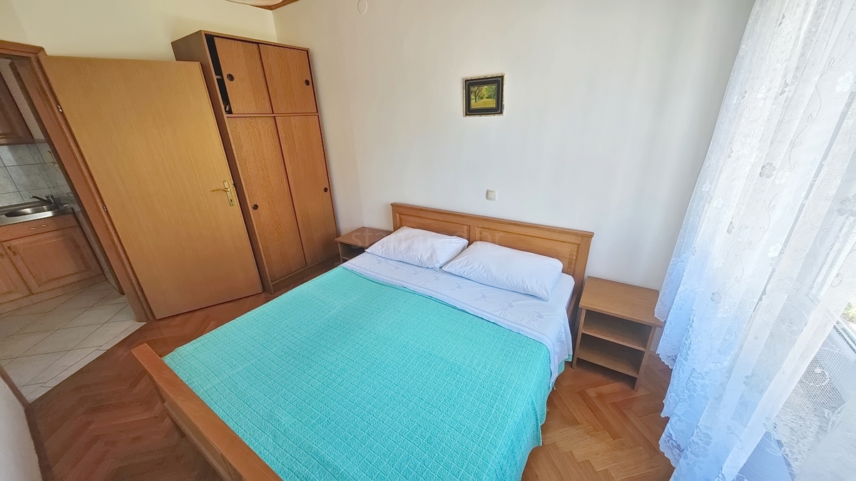 Baška, casa bifamiliare con 4 appartamenti vicino al mare!