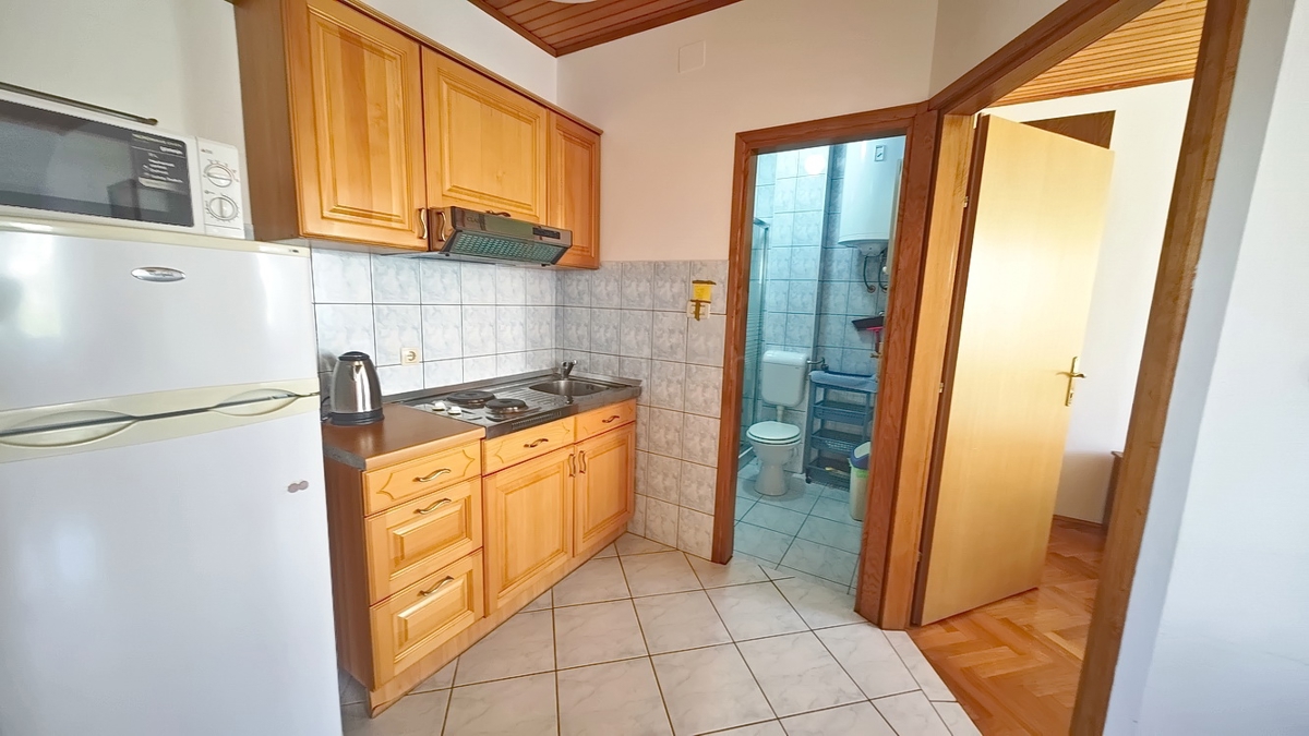 Baška, casa bifamiliare con 4 appartamenti vicino al mare!