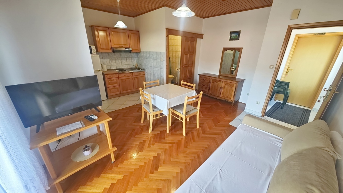 Baška, casa bifamiliare con 4 appartamenti vicino al mare!