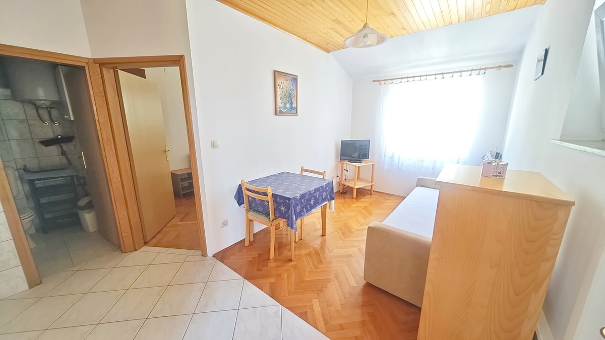 Baška, casa bifamiliare con 4 appartamenti vicino al mare!