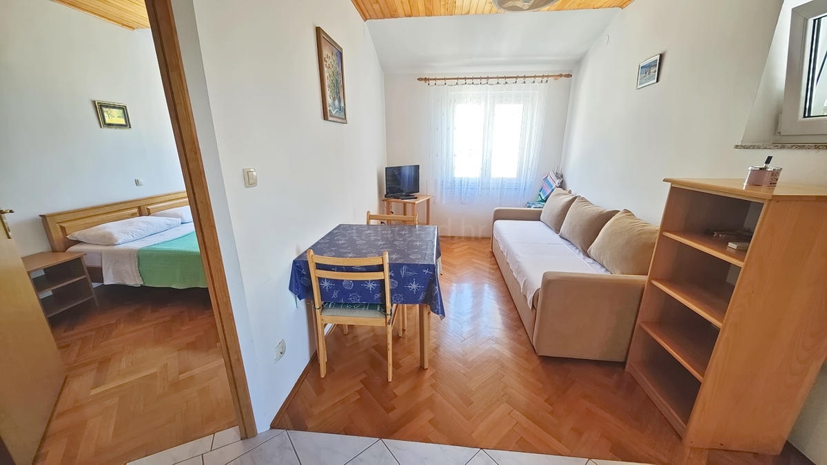 Baška, casa bifamiliare con 4 appartamenti vicino al mare!