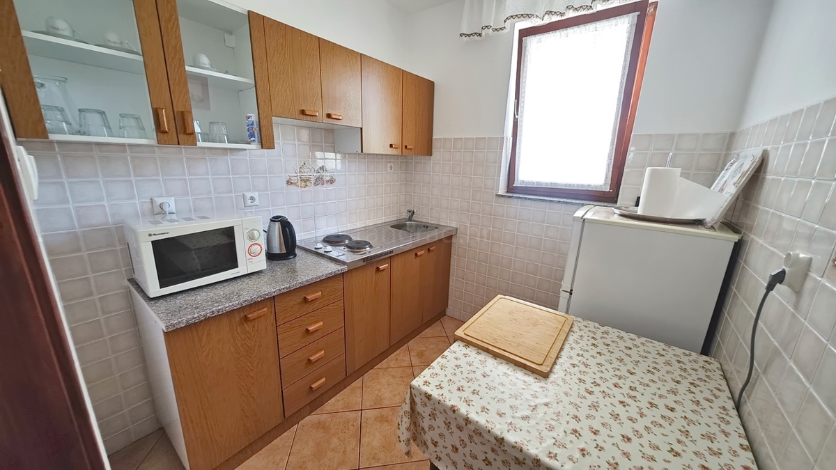 Baška, casa bifamiliare con 4 appartamenti vicino al mare!