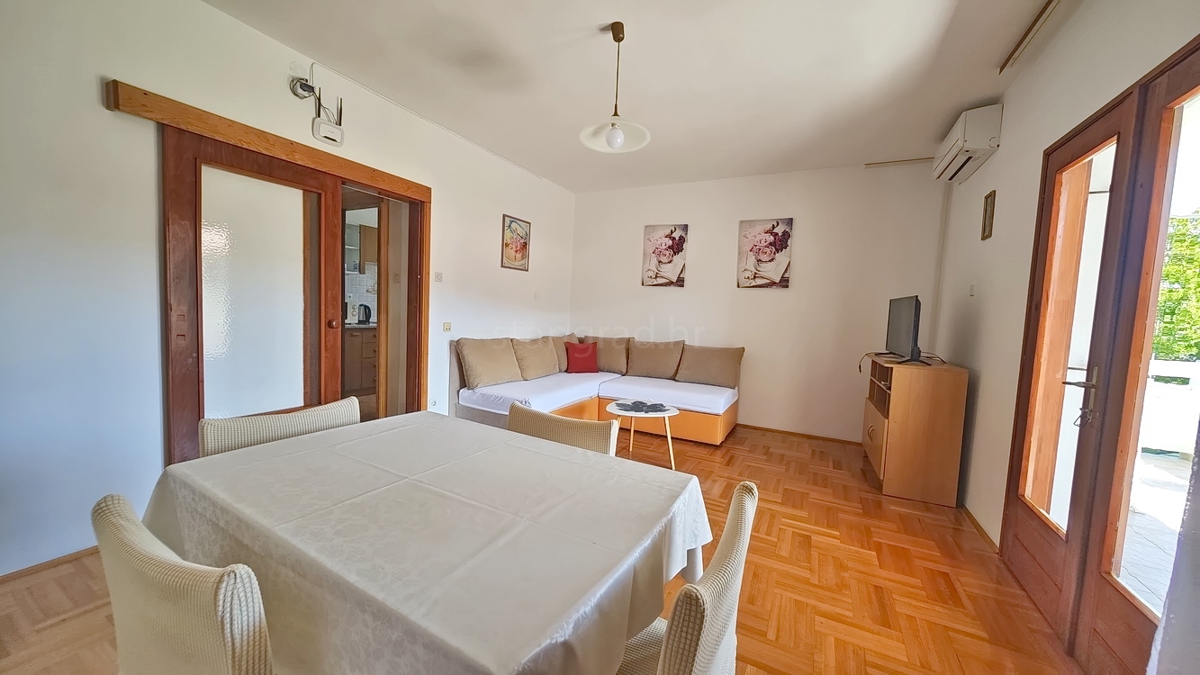 Baška, casa bifamiliare con 4 appartamenti vicino al mare!